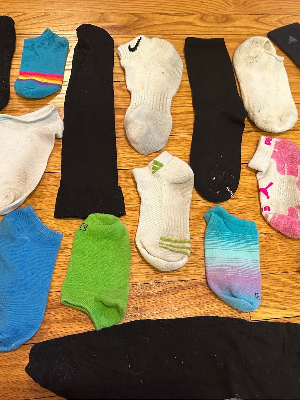Assorted Women’s Low-Cut Ankle Socks – Mismatched Lot of 20 Colorful, Athletic